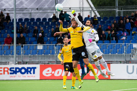 Frejs Johannes Gustafsson och målvakt Marko Atanackovic