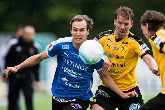 Halmstads Alexander Henningsson i kamp om bollen med Frejs Joakim Runnemo