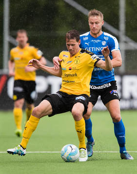 Frejs Philip Wiström i kamp om bollen med Halmstads