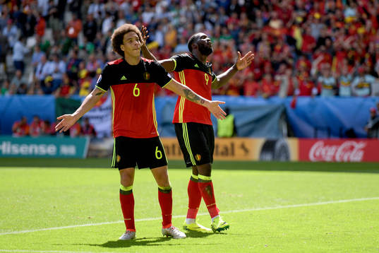 Belgiens Axel Witsel och Romelu Lukaku jublar efter 3-0