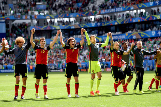 Belgiens Marouane Fellaini, Thomas Meunier, Axel Witsel, målvakt Simon Mignolet, Radja Nainggolan och Laurent Ciman jublar åt publiken efter fotbollsmatchen mellan Belgien och Irland