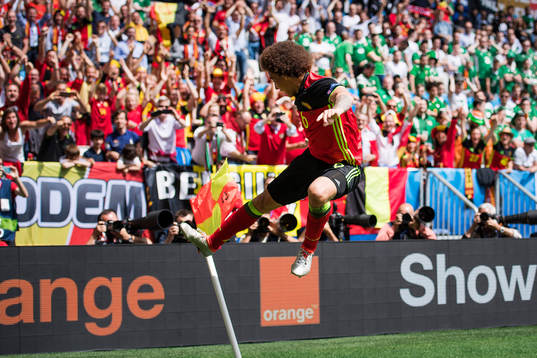 Belgiens Axel Witsel gör 2-0 och jublar i fotbollsmatchen mellan Belgien och Irland