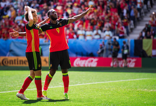 Belgiens Romelu Lukaku (th) gör 3-0 och jublar med Axel Witsel  (tv)i fotbollsmatchen mellan Belgien och Irland