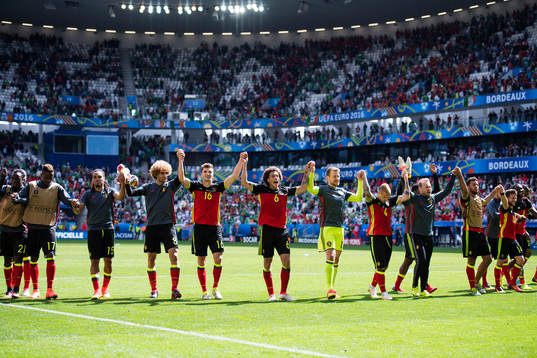 Belgiens Divock Origi, Jason Denayer, Marouane Fellaini, Thomas Meunier, Axel Witsel, målvakt Simon Mignolet, Radja Nainggolan och Eden Hazard jublar efter fotbollsmatchen mellan Belgien och Irland
