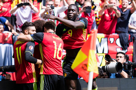 Belgiens Thomas Meunier och Romelu Lukaku jublar efter att Axel Witsel gjort 2-0 i fotbollsmatchen mellan Belgien och Irland