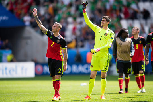 Belgiens Toby Alderweireld och målvakt Thibaut Courtois jublar efter fotbollsmatchen mellan Belgien och Irland