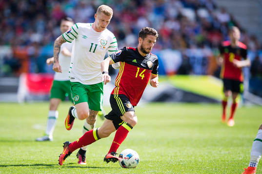 Irlands James McClean och Belgiens Dries Mertens i fotbollsmatchen mellan Belgien och Irland