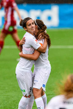 Rosengårds Natasha Andonova(v) kramar om Ebba Wieder(h) efter 0-2 målet