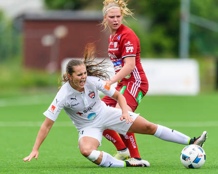 Rosengårds Lieke Martens faller efter en närkamp med Piteås Ellen Löfqvist