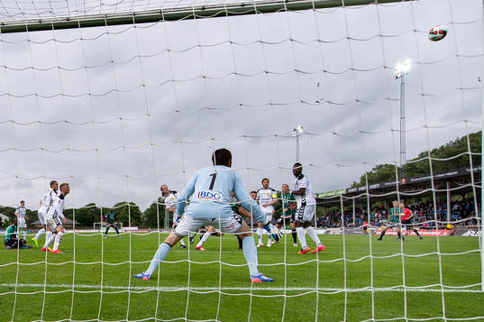 GAIS målvakt Tommi Vaiho ser bollen gå strax utanför