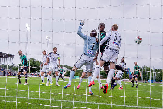 Varbergs Nsima Peter i kamp med GAIS målvakt Tommi Vaiho och Renny Smith