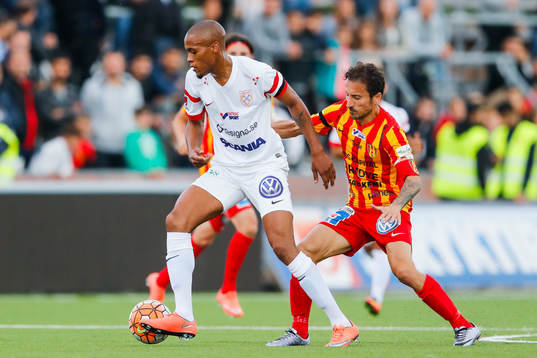 Assyriskas Mamadou Wague och Syrianskas Louay Chanko