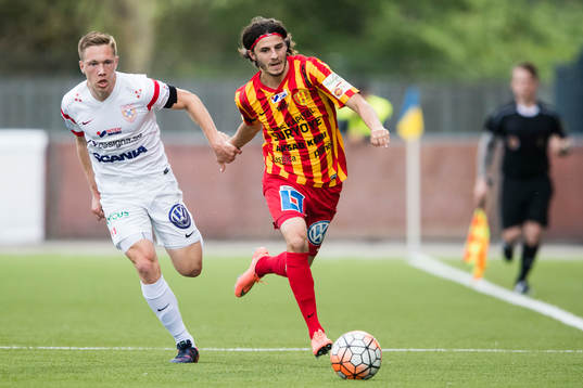 Assyriskas Gustav Jarl och Syrianskas Stefan Ilic jagar