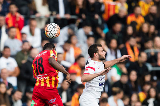 Syrianskas Success Nwousu i en nickduell med Assyriskas