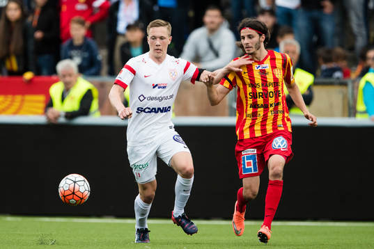 Assyriskas Gustav Jarl i kamp om bollen med Syrianskas