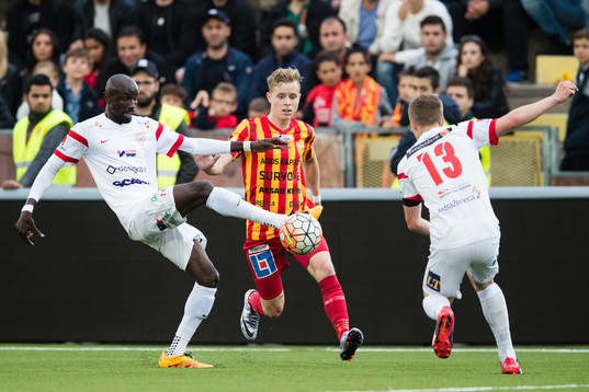 Assyriskas Aziz Corr Nyang (v) och Gustav Jarl (h)