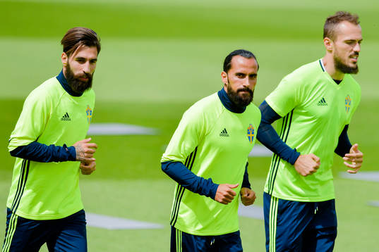 Sveriges Jimmy Durmaz , Erkan Zengin  och Emir Kujovic 