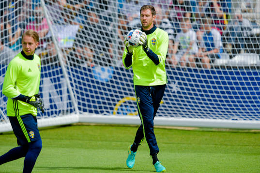 Sveriges målvakt Patrik Carlgren och målvakt Andreas Isaksson 