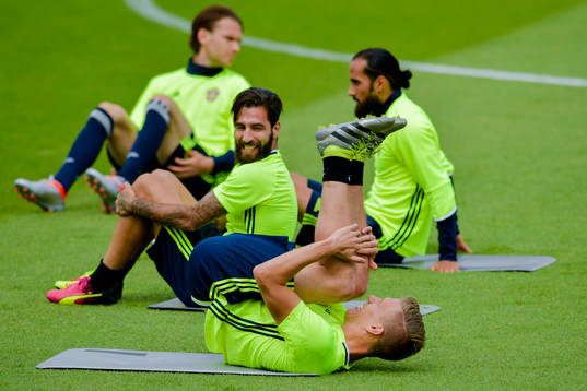 Sveriges Jimmy Durmaz och Pontus Wernbloom