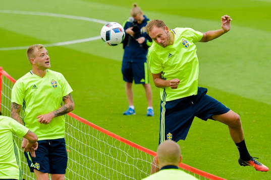 Sveriges Andreas Granqvist provar att nicka bollen förbi John Guidetti på Sveriges fotbollslandslags träning