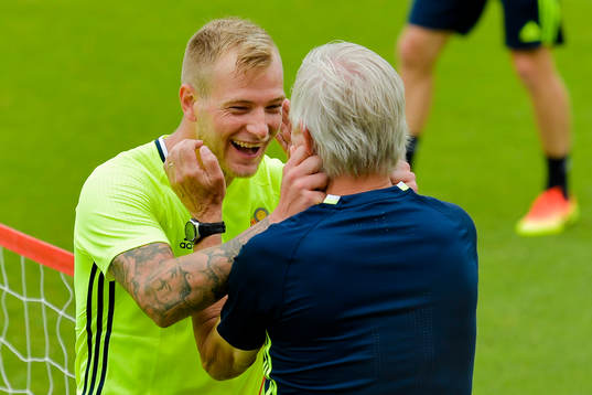 Sveriges John Guidetti och Lars Richt är lekfulla  på Sveriges fotbollslandslags träning