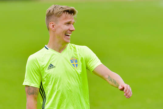 Sveriges Pontus Wernbloom jublar på Sveriges fotbollslandslags träning