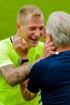 Sveriges John Guidetti och Lars Richt är lekfulla  på Sveriges fotbollslandslags träning