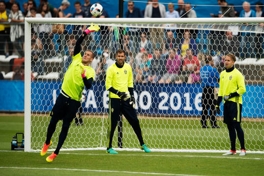 Målvakterna Robin Olsen, Andreas Isaksson och Patrik Carlgren på Sveriges fotbollslandslags träning