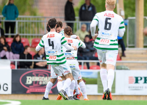 Västeråspelarna jublar efter Karwan Safari gjort 0-1
