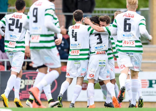 Västeråspelarna jublar efter Karwan Safari gjort 0-1