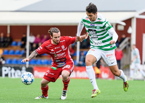 s Robert Clark i kamp med Västerås Allan Kosik Sulaiman under fotbollsmatchen i division 1 norra mellan Piteå och Västerås den 19 juni 2016 i Piteå.