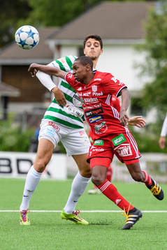s Akeil Barrett i kamp med Västerås Dylan Kosik Sulaiman under fotbollsmatchen i division 1 norra mellan Piteå och Västerås den 19 juni 2016 i Piteå.