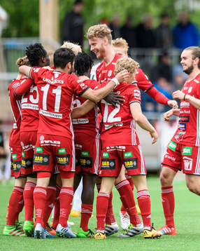 Piteåspelarna jublar efter Ibrahim Kallay kvitterat till 1-1