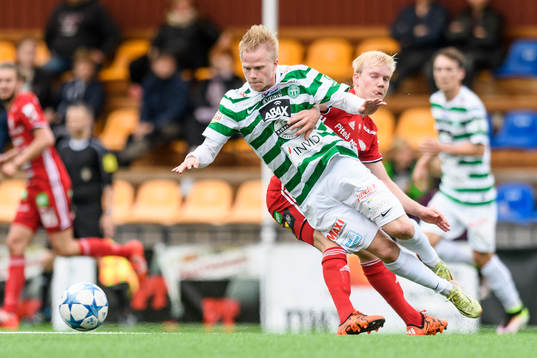 s Kristoffer Thydell tacklar omkull Västerås Linus Sjöberg under fotbollsmatchen i division 1 norra mellan Piteå och Västerås den 19 juni 2016 i Piteå.