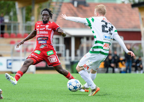 s Ibrahim Kallay försöker stoppa Västerås Linus Sjöberg