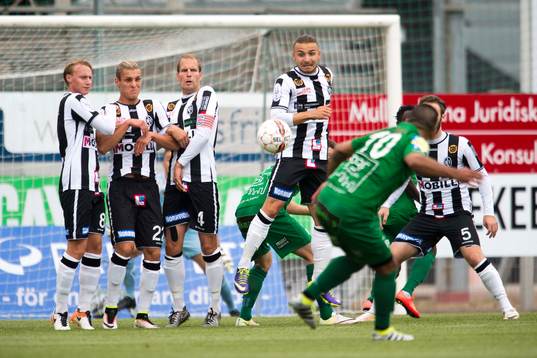 Prespas Bovar Karim skjuter frispark