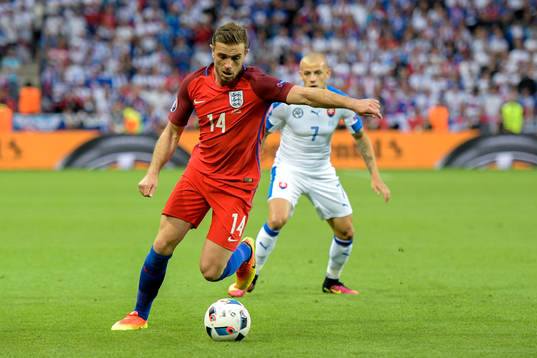 Englands Jordan Henderson och Slovakiens Vladimir Weiss