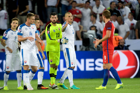 Slovakiens spelare jublar efter fotbollsmatchen mellan Slovakien och England