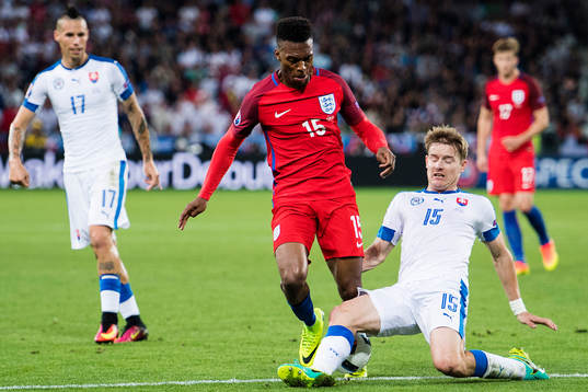 Englands Daniel Sturridge försöker ta sig förbi Slovakiens Tomas Hubocan i fotbollsmatchen mellan Slovakien och England