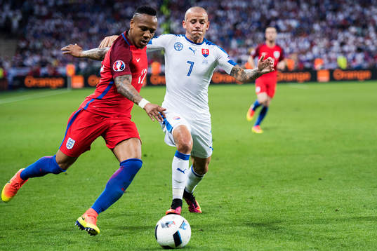 Englands Nathaniel Clyne och Slovakiens Vladimir Weiss i fotbollsmatchen mellan Slovakien och England