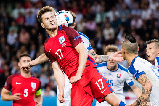 Englands Eric Dier i en nickduell i fotbollsmatchen mellan Slovakien och England