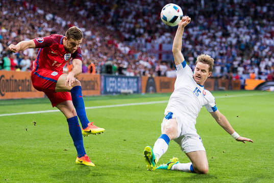 Englands Jordan Henderson och Slovakiens Tomas Hubocan i fotbollsmatchen mellan Slovakien och England