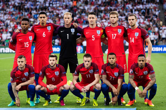 Englands spelare ställer upp för en lagbild i fotbollsmatchen mellan Slovakien och England