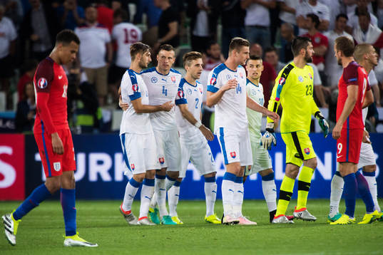 Slovakiens spelare jublar efter fotbollsmatchen mellan Slovakien och England