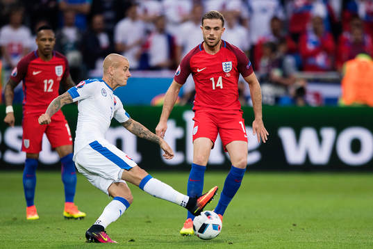 Slovakiens Vladimir Weiss mot Englands Jordan Henderson i fotbollsmatchen mellan Slovakien och England
