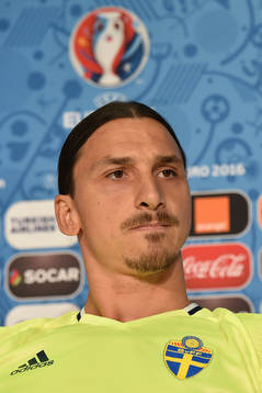 I denna handout-bild från UEFA ses Zlatan Ibrahimovic på Sveriges fotbollslandslags presskonferens