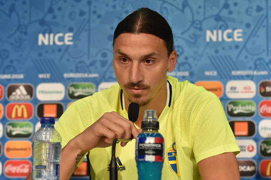 I denna handout-bild från UEFA ses Zlatan Ibrahimovic på Sveriges fotbollslandslags presskonferens