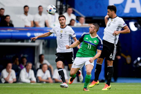 Tysklands Jonas Hector och Sami Khedira och Nordirlands Conor Washington