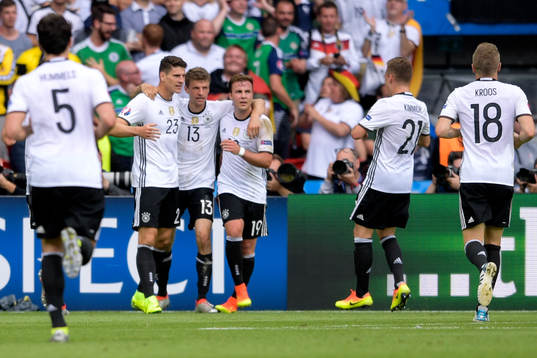 Tysklands Mario Gomez jublar efter 0-1