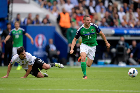 Tysklands Mats Hummels och Nordirlands Conor Washington